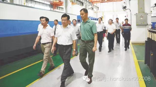 深圳市宝安区委书记黄敏莅临赏金女王大对决激光考察调研